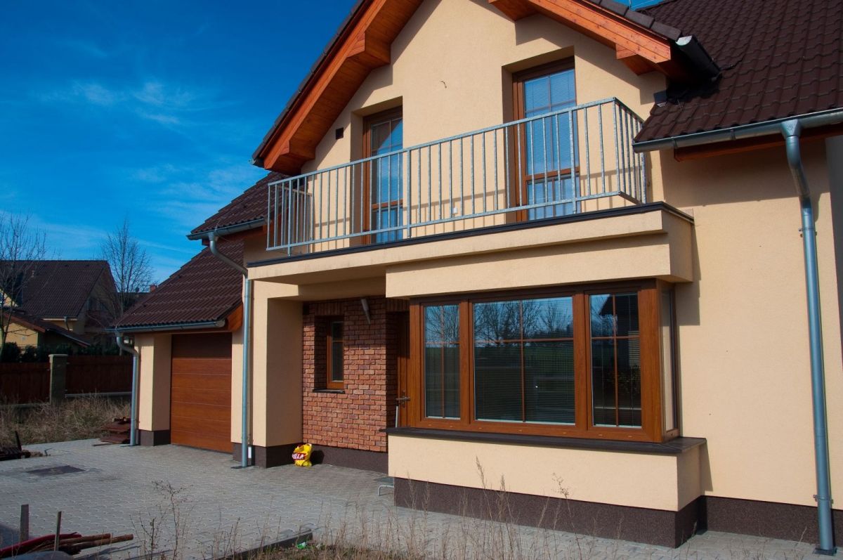 Plastová okna v nových trendy barevných dekorech od dodavatele VEKA