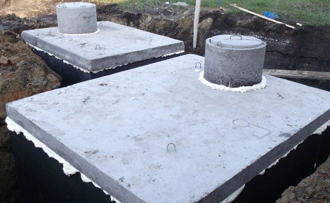 Betonové žumpy existují jednokomorové i dvoukomorové